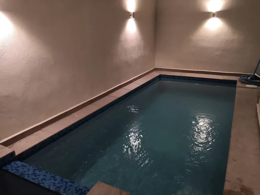 Beautiful residence with heated pool - Image 1