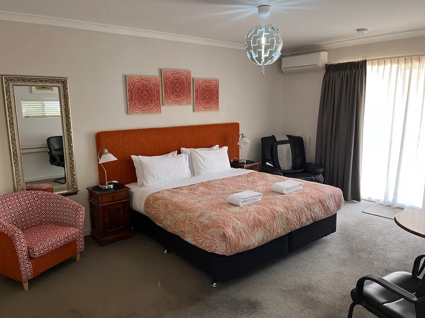 Higgins Lane Motel - Image 1