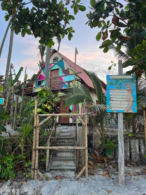 Gnome Chalet (on the sand & independent) - Image 1