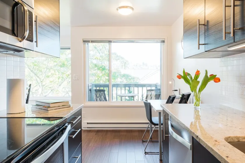 Elegant Top Floor Apartment with View and Parking - Image 1