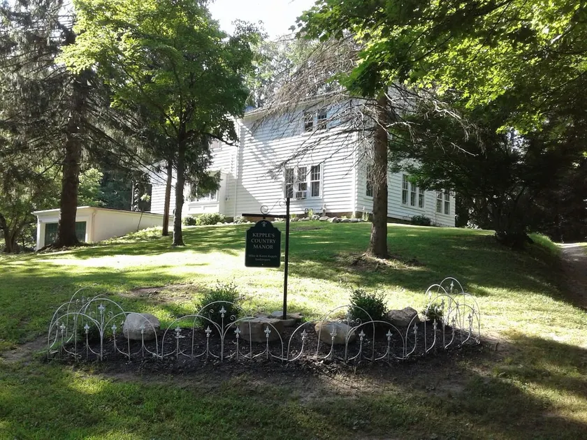 CHARMING 1800S FARM HOUSE - Image 1