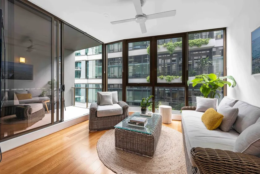 Luxe 2bed/2Bath/Park in Newstead - Image 1