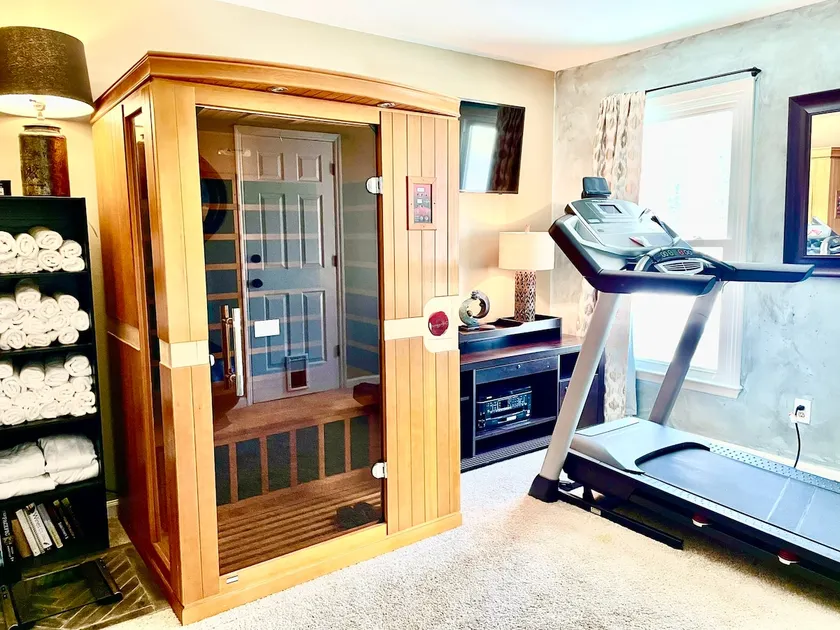 Relax at Beck & Call Sauna, Hot tub, mini-Gym - Image 1