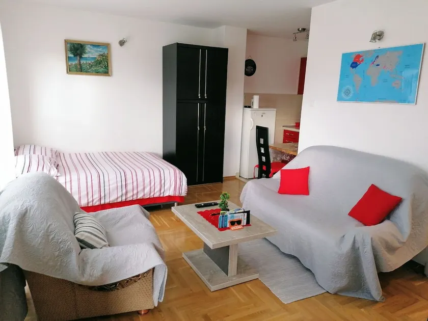 Good Host - Image 1