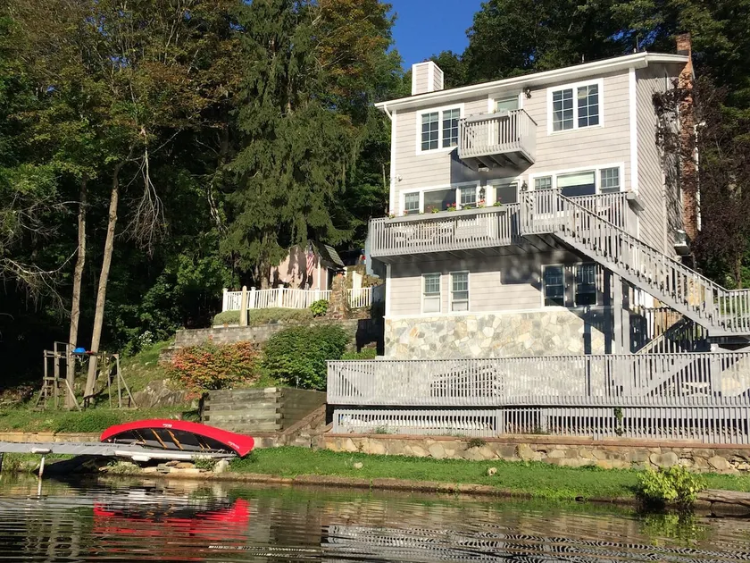 Large family house on the lake - Image 1