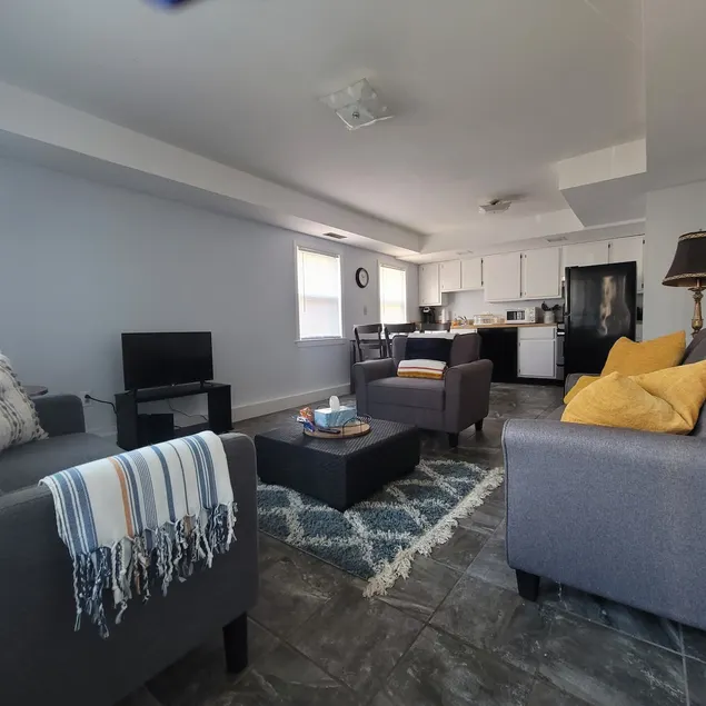 SU/Westcott location! Townhouse w/ onsite parking - Image 1