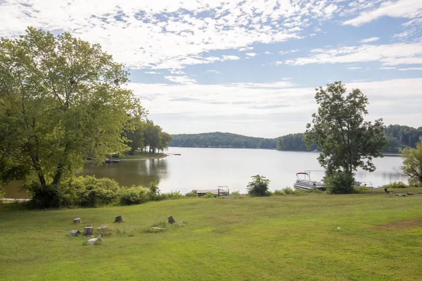 (296) Bayside Bungalow, large dock, easy highway access, close to LBL - Image 1