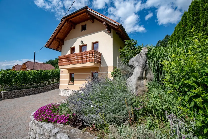 Vineyard Cottage Pod Piramido - Image 1