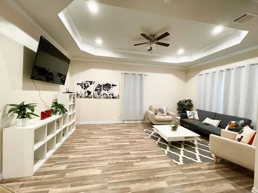 Centrally Located Modern Home Newer Built - Image 1