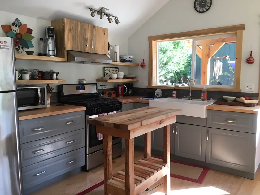 Mt. Shasta hand crafted Guest House - Image 1