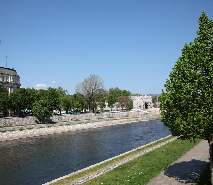 Luxury River View 2BR • Best Downtown Location - Image 1