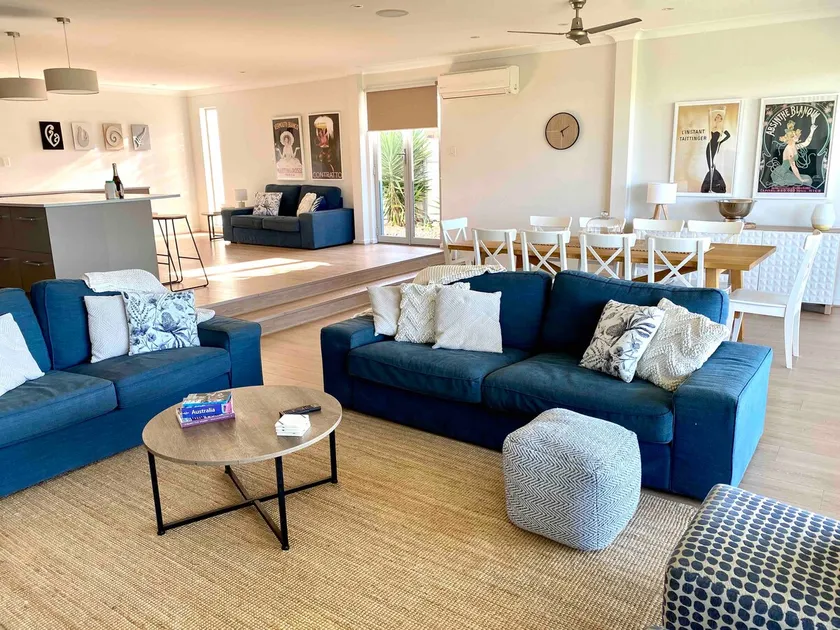 Waterfront Paradise - Stunning 6 Bdrm Home - Image 1