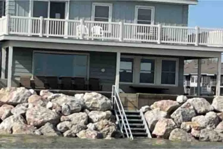 LAKE ERIE LAKE FRONT HOME 4 BDRMS BEAUTIFUL VIEWS! - Image 1