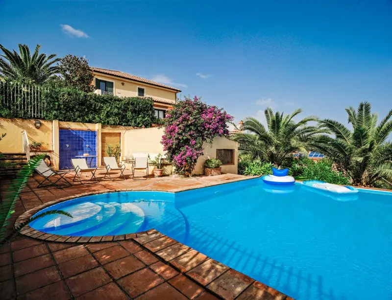 Villa with swimming pool, garden and sea view - Image 1