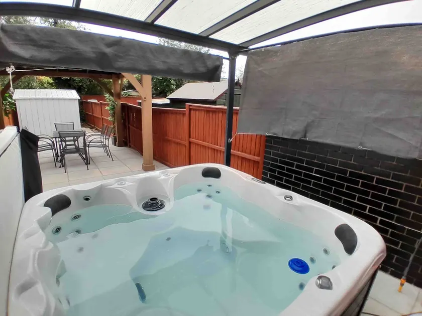 Refurb’d 3 bed house near Wembley with Hot Tub! - Image 1