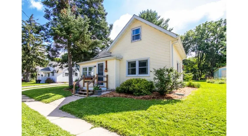 Cozy Magnolia Style 2-Bedroom Home with Loft - Image 1