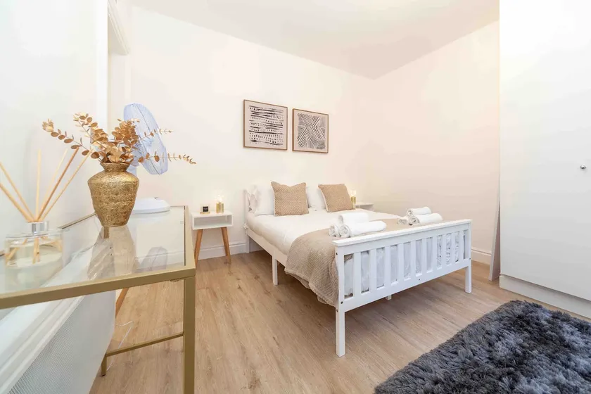 Kensington Prime Modern luxury flat w/patio - Image 1