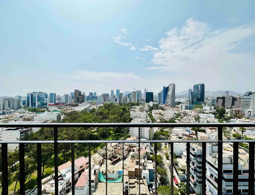 Stylish Flat w/ Skyline Views & Pool, San Isidro - Image 1