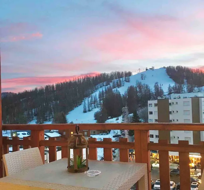 Beautiful 2 bedroom, center of resort, 2 steps from the slopes - Image 1