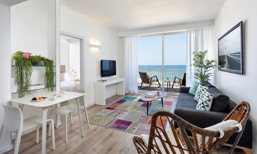 One Bedroom Apartment with a Sea View - Image 1