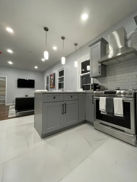 BEAUTIFUL FULLY RENOVATED 4-BEDROOM APARTMENT. - Image 1