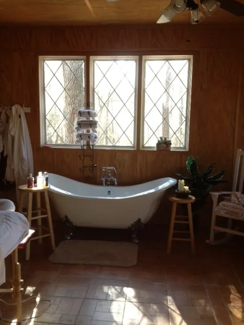 The Emerald Forrest Swamp Cabin - Image 1