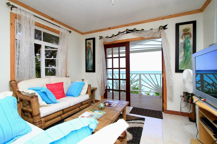 Plombagine Cottage- Beachfront 3 beds w WIFI & AC - Image 1