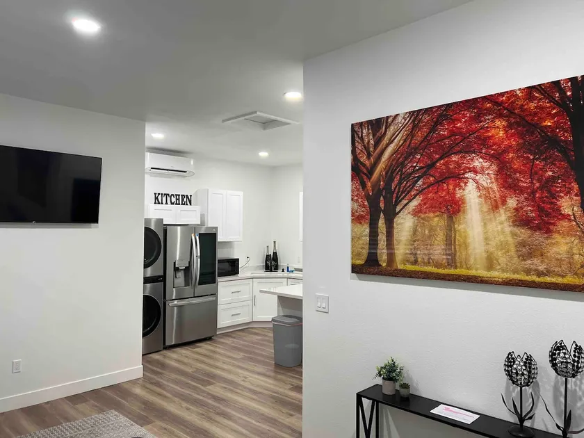 Private modern guest house - Image 1