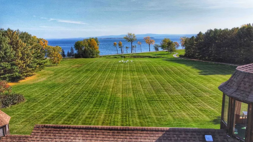 14 Acre estate on the lake, Beach with bball court - Image 1