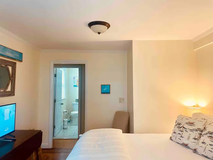 Private Entrance to Ensuite + Bonus Sitting Area - Image 1