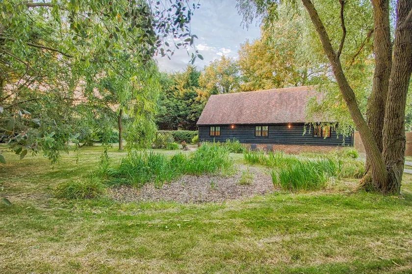 Stansted Airport - Beautiful Annexe with Parking - Image 1