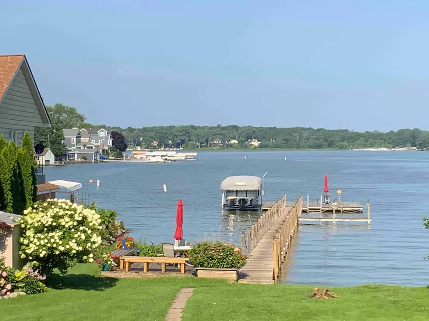 Lake front home on the hill. - Image 1