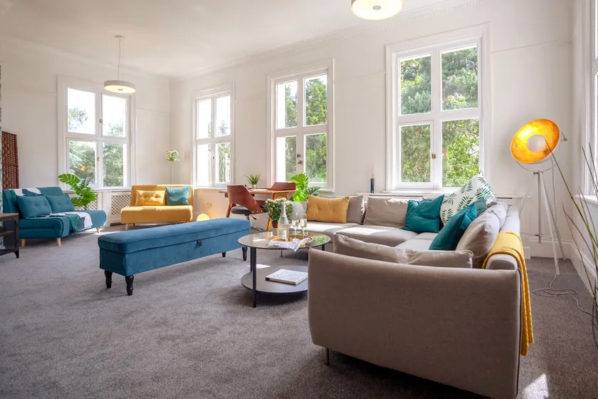 Beautiful treetop apartment with Cotswolds views - Image 1