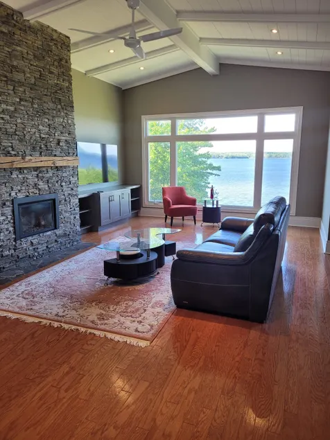 Beautiful & spacious all-season waterfront cottage - Image 1