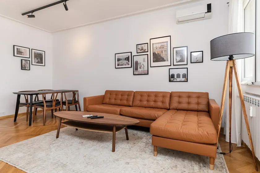 Industrial 2BD Flat - 3 Min to Metro & Stadium by Flat Manаger - Image 1
