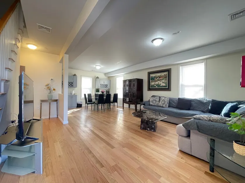 Modern Duplex City Ctr Apt 4 BRs 3 bths, 4-8 guest - Image 1