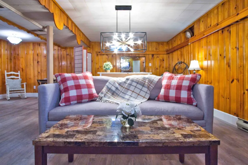 Cozy Winter Cabin Near BOS, Airport w/Parking - Image 1