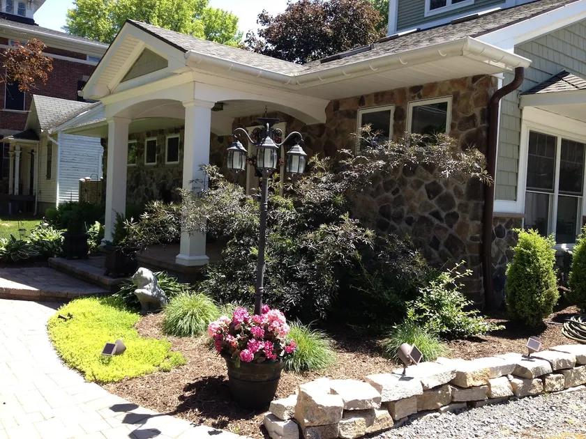 2 bedroom, near 490/590/city - Image 1
