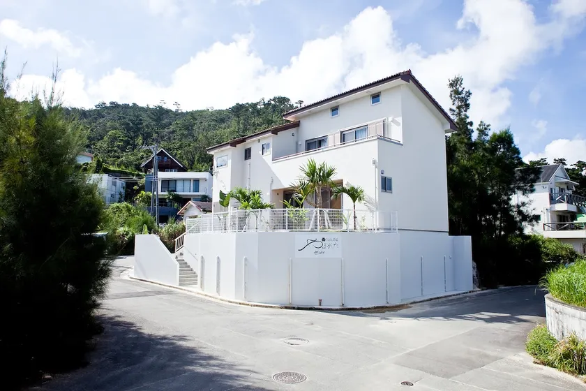 Swimming pool! Yamagata Ryukyu Ryokan Onna Village - Okinawa Villa with Art Collection - Image 1