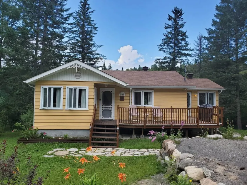 * YOUR Waterfront Chalet, 4 Seasons. CITQ 303469. - Image 1
