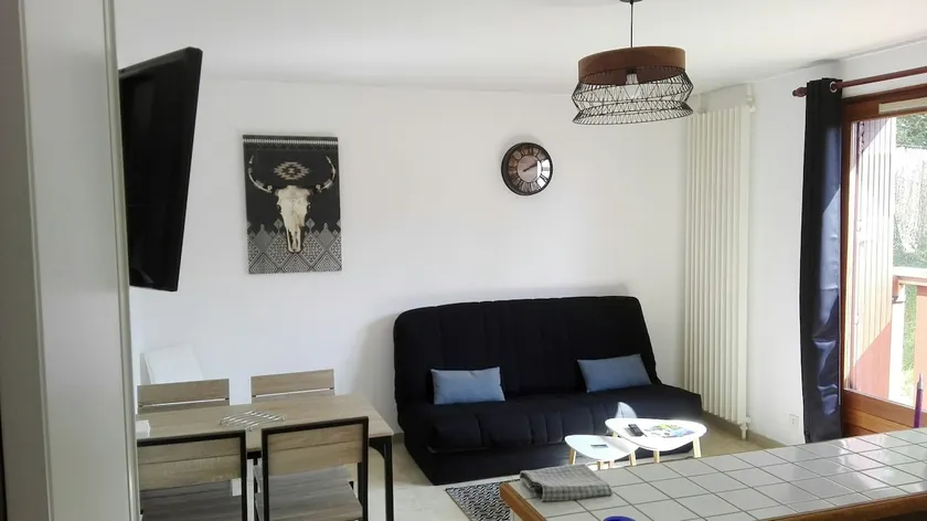 Lônes' apartment - Image 1