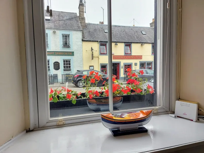 Lovely seaside flat in heart of historical Broughty Ferry - Image 1