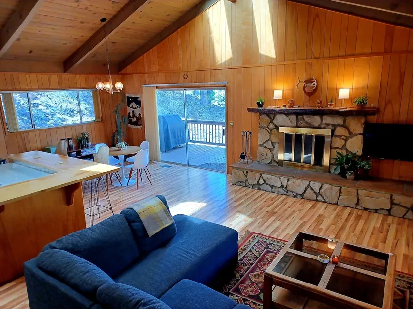 Private cabin w wraparound deck at Lake Gregory - Image 1