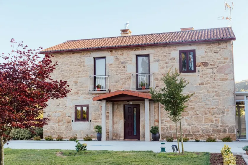 A nice house with a large garden and an indoor barbecue - Image 1