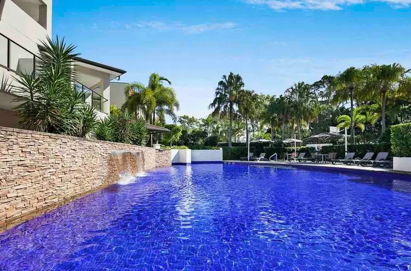 Spacious Beachside Apt. Heated Pool, Sauna & Gym - Image 1