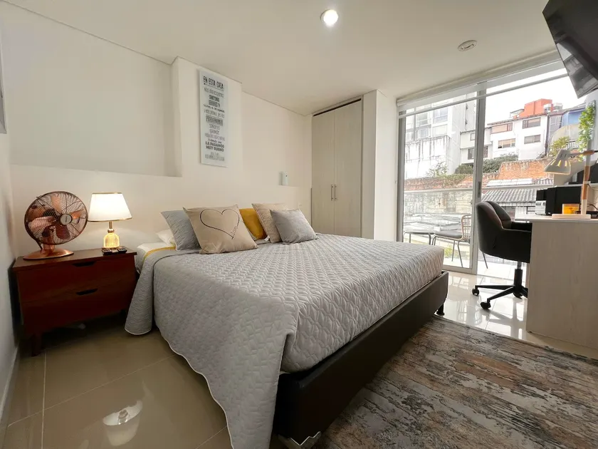 An amazing studio in Cable Plaza. - Image 1