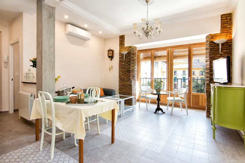 Bright & Elegant City Centre 3 bedroom Apartment - Image 1