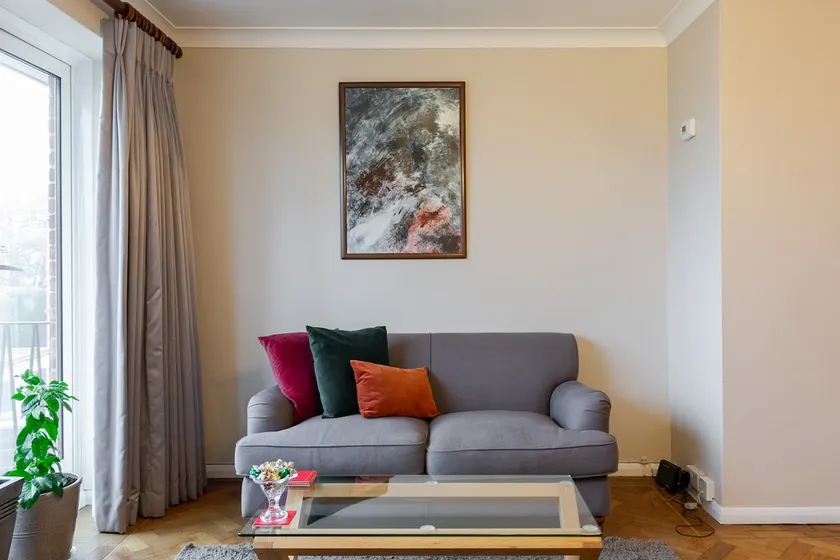 Farnham Flat - Image 1