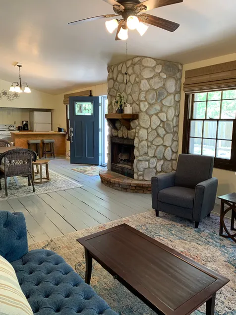 Cozy Cottage off Main Street in Grafton - Image 1