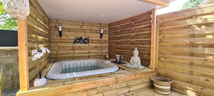 Chalet with jacuzzi, starting at 99 euros per night. - Image 1